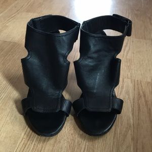 Pour La Victoire Blocked heels